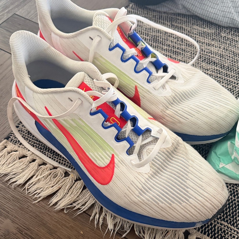 Nike White and Red Sneakers with Blue Accents
